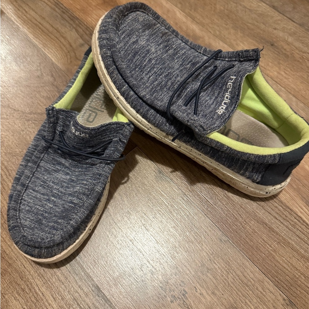 Hey Dude Kids size 5 Navy Casual Shoes